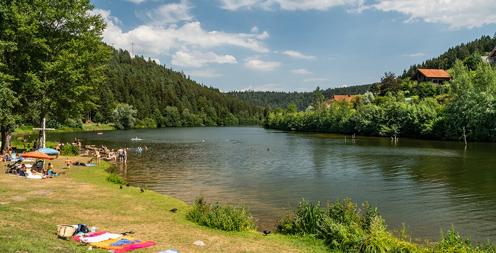 Familien beim Badesee