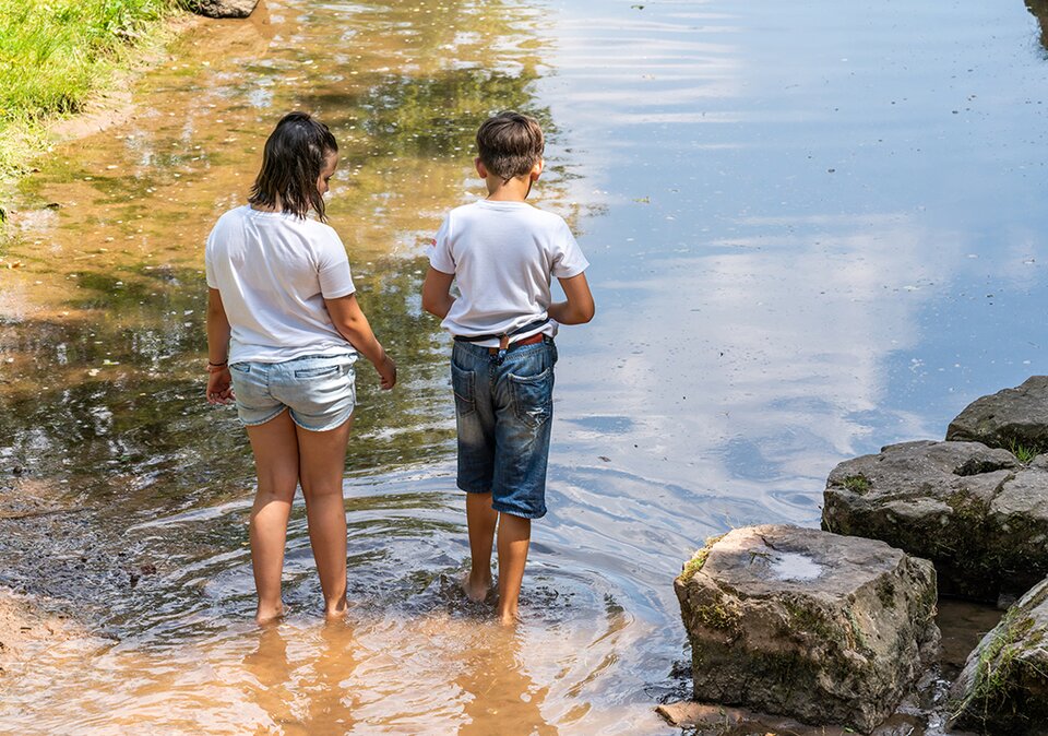 Zwei Teenager im Badesee