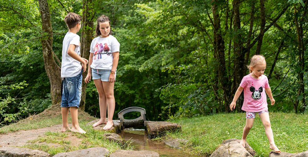 Kinder beim Spielen am Bach