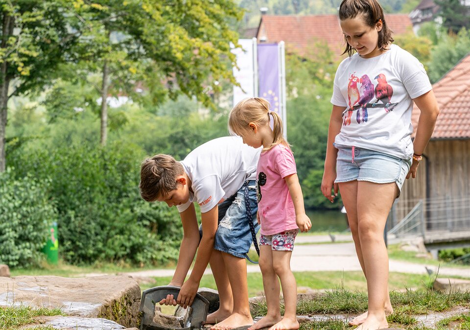 Kinder beim Spielen am Bach