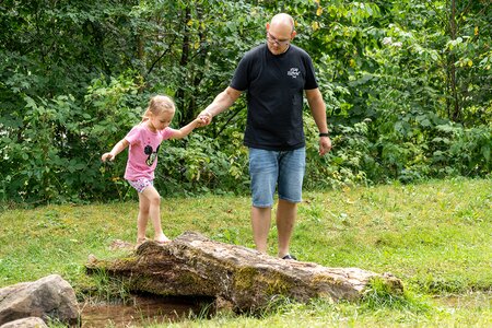 Vater mit Tochter beim Spazieren