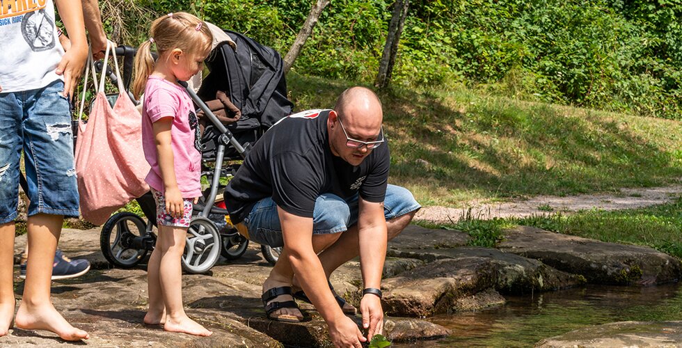 Familie am Bach