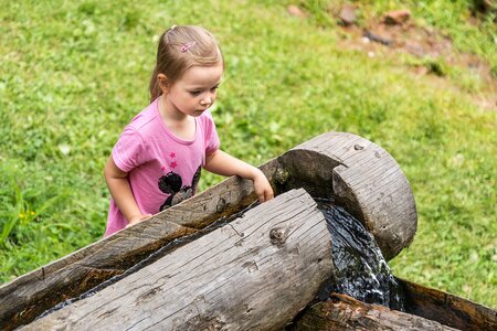 Nahaufnahme von Mädchen beim Wasserspielplatz