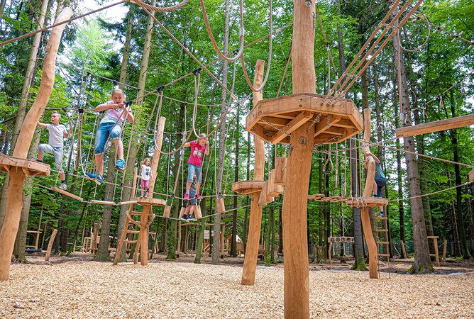 Kinder beim Klettern im Klettergarten