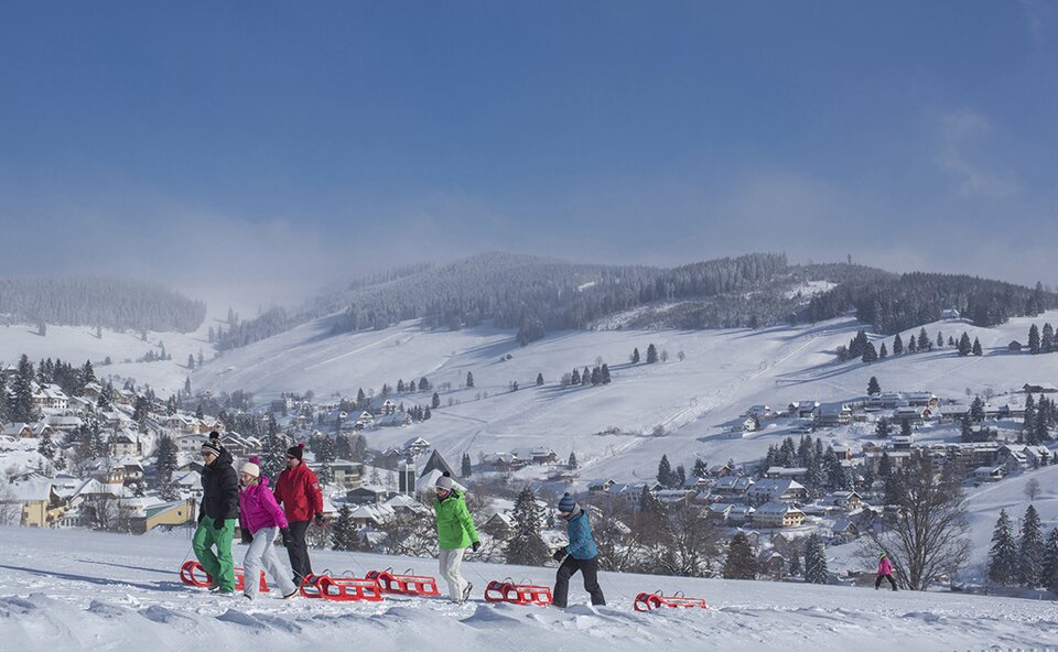 Familie beim Rodeln Familie beim Rodeln