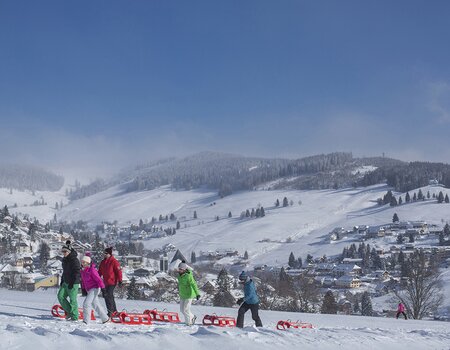 Familie beim Rodeln Familie beim Rodeln