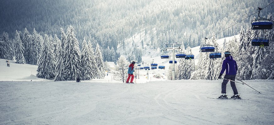 Skifahrer im Skigebiet