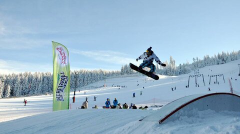 Bild von Snowboarder beim Sprung