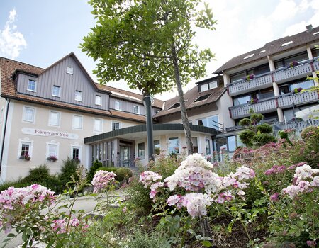 Blumen vor dem Hotel