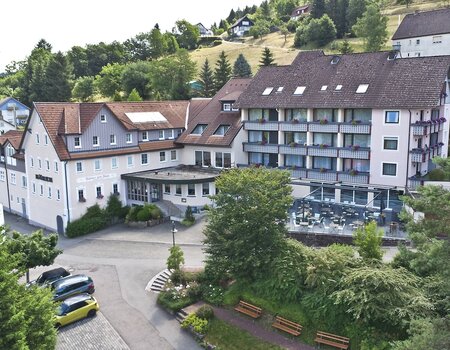Luftaufnahme vom Hotel im Sommer Luftaufnahme vom Hotel im Sommer