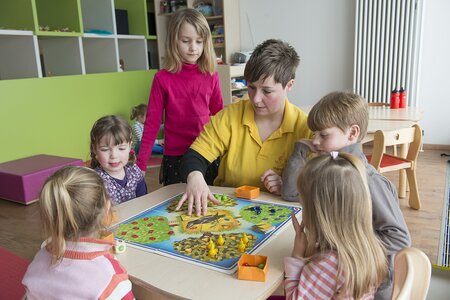 Betreuerin mit Kindern im Bärenland