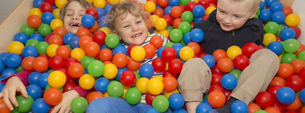 Kinder im Bällebad